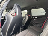 カーボン製のバックシェルを備えた、GT専用の軽量バケットシートが装備されています。