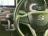 操作しやすい設計で、スムーズな運転操作をサポート。握り心地も良く、長距離運転でも疲れにくいです。