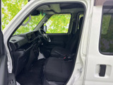 運転席側のドアを開けると、広々とした空間と使い勝手の良さが際立ちます。細部までこだわった設計です。