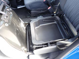 ☆シートアンダーボックス!小物を収納すれば車内スッキリ!助手席にスーパーの袋を置くと、ブレーキを踏んだ瞬間に倒れて散らばってしまう事ってありませんか?ここに買物袋を置けば、そんな心配も必要ありません☆