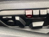 【メモリー機能付きパワーシート】ドライバーごとに設定したシート位置を記憶して、ボタン一つで切り替えできる便利な機能!運転する方が複数名いらっしゃるご家庭におすすめです♪