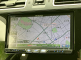 鮮明な地図表示で運転中の視認性が高く、スムーズな操作で目的地までのルートを簡単に検索できます。