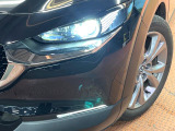 【LEDヘッドライト】悪天候や夜間走行時も良好な視界を確保し安心して運転できる高輝度LEDヘッドライトを装備!点灯速度が早く、消費電力も抑えられています。