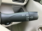 視認性の高い表示と、スムーズな操作性を実現。安全な運転をサポートする、重要なレバーです。