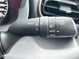 【オートライト(AUTO)】外の明るさをシステムが感知して、自動でヘッドライトが点灯します。ヘッドライトをつけ忘れを防ぐ便利機能です。