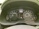 速度や燃料残量など、運転に必要な情報をひと目で確認できます。視認性の高いデザインで、安全運転をサポートします。