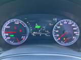視認性の高いメーターデザインで、車の状態をひと目で確認。ドライバーの運転をサポートし、安心感を提供します。