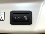 【パワーバックドア】スマートキーや運転席のボタンを押すだけでリアゲートが自動で開閉します!荷物を持っている時や、高い位置にあるバックドアを閉める際に便利な機能です♪