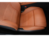 マルチコントロールシートバックパッケージを運転席・助手席に装備。シートの形状を細かく調整でき、体格に合わせた最適なサポートを得られるため、長時間のドライブでも疲れにくい快適な座り心地です。