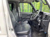 運転席まわりには十分なスペースがあり、大柄な方でもゆったり運転していただける環境です。