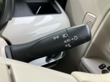 操作感にこだわったウインカーレバー。スムーズな操作で、安全な車線変更をサポートします。視認性の高いデザインで、夜間走行時でも安心して使用できます。