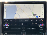鮮明な地図表示で、スムーズなナビゲーションを実現。交通情報も確認でき、安全運転をサポートします。