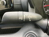 視界を確保するワイパー操作は、レバー一つで簡単。雨天時でも安心して運転できます。オート機能も搭載し、自動で最適な速度に調整します。