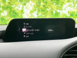 多彩な機能が手のひらで操作できる、使いやすいナビゲーションシステムを搭載。目的地設定や音楽再生など、スムーズなカーライフをサポートします。