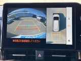 後退時には、周囲の状況を把握しやすい広角映像を表示。安全確認をサポートし、スムーズな後退運転を支援します。