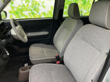 使いやすい収納スペースが備わっており、小物を整理するのに便利です。運転中の快適性を追求した設計となっています。