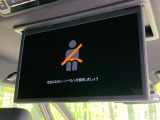 【14型有機ELフリップダウン】三列目からでも迫力のエンタメが観れる大画面フリップダウン。有機ELのモニターでは、一般的なフリップダウンよりも高コントラストでキレイな映像を楽しめます。