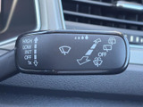 運転状況に合わせてワイパーを調整。視界をクリアに保ち、安全なドライブをサポートします。雨の日も安心です。