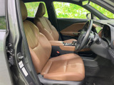 上質な素材を使用したドアトリムが、車内空間を優雅に演出。触れるたびに心地よい印象を受けます。