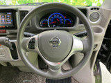 握りやすく操作しやすいステアリング。快適なドライビングポジションを実現し、長距離運転でも疲れにくい設計となっています。