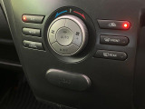 【オートエアコン】一度お好みの温度に設定すれば、車内の温度を検知し風量や温度を自動で調整。暑い&hellip;寒い&hellip;と何度もスイッチ操作をする必要はありません。快適な車内空間には必須の機能ですね♪