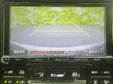 後退時には映像を鮮明に表示し、安全な後退をサポート。車両周辺の状況を把握しやすく、運転の不安を軽減します。