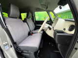 運転席まわりには十分なスペースがあり、大柄な方でもゆったり運転していただける環境です。