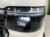 【LEDヘッドライト】悪天候や夜間走行時も良好な視界を確保し安心して運転できる高輝度LEDヘッドライトを装備!点灯速度が早く、消費電力も抑えられています。