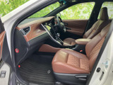 上質な内装が、車内空間を優雅に演出します。細部までこだわったデザインが、快適なドライブをサポートします。