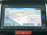 鮮明な地図表示で、スムーズなナビゲーションをサポートします。目的地までのルートを分かりやすく案内し、快適なドライブを演出します。