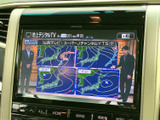 停車時に映像を楽しめるTV画面。移動時間を有効活用できます。家族みんなで楽しめるエンターテイメント空間を提供します。