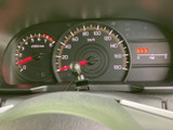速度やエンジン回転数など、運転に必要な情報をひと目で確認できます。視認性の高いデザインで、安全な運転をサポート。シンプルで分かりやすい表示です。