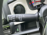 直感的な操作でワイパーをコントロールできるレバーです。雨天時でも安心して運転できるよう、操作性とデザイン性を両立した機能が備わっています。