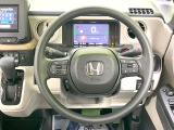 インテリアに合わせたデザインのステアリングは、運転される方のことも考え、運転しやすい形状、大きさです。是非一度、実際に触ってお確かめください。