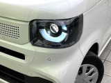 【LEDヘッドライト】悪天候や夜間走行時も良好な視界を確保し安心して運転できる高輝度LEDヘッドライトを装備!点灯速度が早く、消費電力も抑えられています。