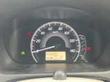 視認性の高いメーターで、車の状態をひと目で確認可能。走行中の情報を把握し、安全運転を心がけましょう。