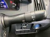 操作しやすい位置に配置されたウインカーレバー。直感的な操作感で、安全な車線変更をサポートします。夜間でも視認性に優れています。