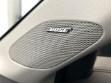 【BOSEサウンドシステム】メーカーオプションの高品位サウンドシステムを搭載。専用のチューニングが施された大小様々なスピーカーから良質なサウンドが奏でられ、臨場感あふれる音響空間を演出します。