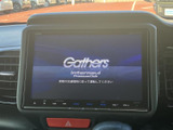 高機能なナビゲーションシステムを搭載。目的地設定やルート検索など、運転中のサポートが充実しています。