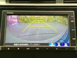 後退時には、周囲の状況が確認しやすい映像を表示。安全な後退をサポートし、万が一の事故を防ぎます。