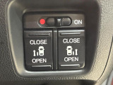 【両側電動スライドドア】駐車場で隣の車との間隔が狭く乗りにくい時、スライドドアなら安心!ドアオープン時も幅を取らず、開口部が広いので乗り降りがとっても簡単です。大きな荷物の出し入れも後席から可能♪