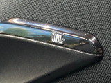 【JBLサウンドシステム】メーカーオプションの高品位サウンドシステムを搭載。専用のチューニングが施された大小様々なスピーカーから良質なサウンドが奏でられ、臨場感あふれる音響空間を演出します。