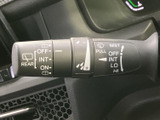 視認性の高い操作ボタンが配置されたウインカーレバーは、安全な車線変更をサポートします。スムーズな操作感も魅力です。