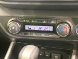 【オートエアコン】一度お好みの温度に設定すれば、車内の温度を検知し風量や温度を自動で調整。暑い&hellip;寒い&hellip;と何度もスイッチ操作をする必要はありません。快適な車内空間には必須の機能ですね♪