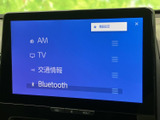 多彩な情報源にアクセス可能。お好みの音楽やラジオ、ニュースなどを楽しめます。停車時にマルチメディア体験を。