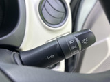 スムーズな操作感で、安全な車線変更をサポートします。必要な時にウインカーを出し、周囲への注意喚起にも役立ちます。