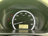 視認性の高いメーターデザインは、運転中の情報把握を容易にし、安全運転をサポート。必要な情報を一目で確認できます。