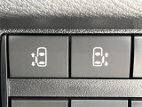 【両側パワースライドドア】スマートキーや運転席のスイッチで後席両側スライドドアの開閉が可能♪電動だから力を入れてドアを開ける必要が無く、小さなお子様でも簡単に開け閉めでき快適です♪
