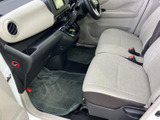 シンプルで使いやすい内装。必要な機能が手の届く場所に配置されており、運転中でも簡単に操作できます。快適な空間設計です。