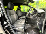 運転席まわりには十分なスペースがあり、大柄な方でもゆったり運転していただける環境です。